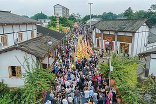 利雅得胜利亚冠遗憾出局，塔利斯卡在看台尽显失望双手抱头